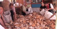Alanya’da çöpe atılan ekmekler hayvanlara yem olacak