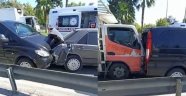 Alanya’da freni patlayan kamyon araçların arasına daldı