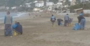 Alanya’da sahiller ziftten temizleniyor