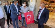 Alanya’da Ülkücüler esnafa bayrak dağıttı