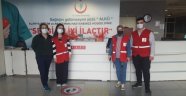 Alanya Kızılay sağlık çalışanlarının yanında