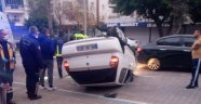 Alanya'da direksiyon hakimiyetini kaybetti, araçlara çarpıp kaçtı