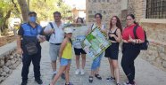 Alanya'da huzurlu tatil için 3 dilde harita dağıtıldı