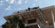 Alanya'da maaşlarını alamayan işçiler çatıya çıkıp eylem yaptı