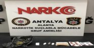 Alanya'da polisten uyuşturucu baskını: 3 gözaltı