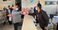 Başkan Şahin kolonya ve maske dağıttı