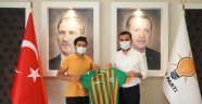 Başkan Toklu yarışmayı kazananlara formalarını verdi