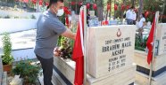 Başkan Yücel’den şehitlik ve mezarlığa bayram ziyareti