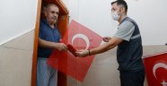 Büyükşehir Belediyesi Alanya'da bayrak ve maske dağıtıyor