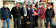 Esnaflar Başkan Demir’e plaket verdi