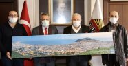 Gökçeoğlu’ndan Şahin’e anlamlı hediye