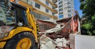 Mahmutlar'daki kaçak büro yıkıldı