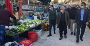 MHP Cuma pazarında esnafı ziyaret etti