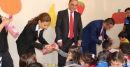 Polis öğrencilere oyuncak dağıttı