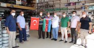 Şahin ve yönetimi Türk ve Azerbaycan bayrağı dağıttı