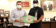 Şampiyon boksörden Başkan Yücel’e ziyaret