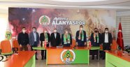 Vali Yazıcı Alanyaspor'u ziyaret etti