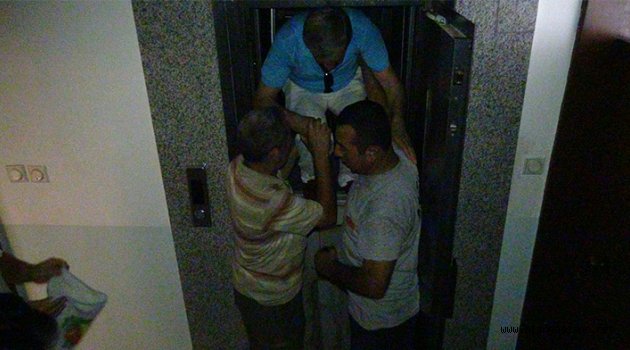 Tatilci çift itfaiye ve polisi alarma geçirdi