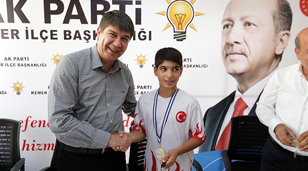Türel’den başarılı sporcuya hediye