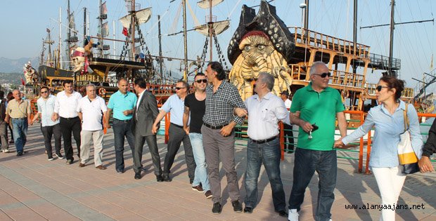 Turizmciler bariyerleri protesto etti