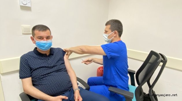 Türkdoğan aşı oldu, vatandaşları davet etti