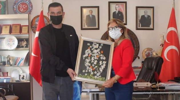 Türkdoğan’dan Kadın Kolları başkanına plaket