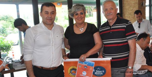Turuncu Bayrak töreni var