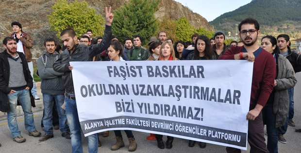 ÜNİVERSİTEDE PROTESTO YÜRÜYÜŞÜ!