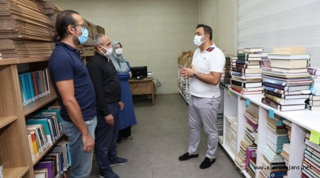 Ünlü profesörden ALKÜ’ye kitap bağışı