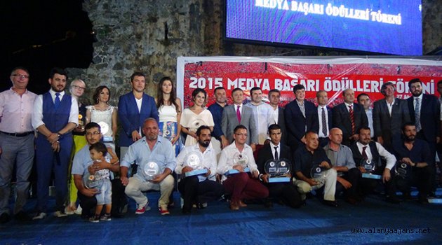 Ünlüler AGC'nin ödüllerini verdi