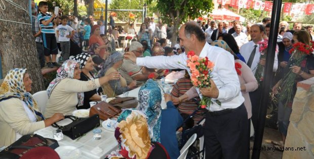 UYAR, pilav gününe katılıp annelere karanfil dağıttı