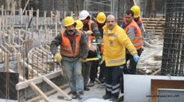 Üzerine Kalıp Düşen İnşaat İşçisi Ağır Yaralandı