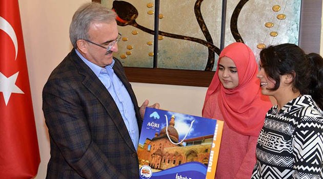 Vali Karaloğlu Ağrılı Öğrencileri Ağırladı