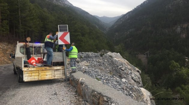 Virajlı noktalara Alanya'da yön levhaları takıldı