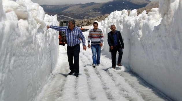Yayla yollarında 5 metre kar