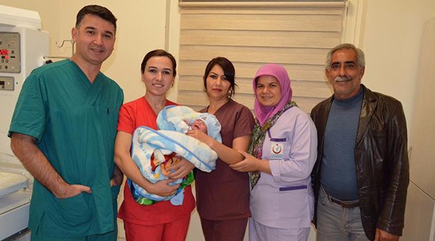 Yeni hastanenin ilk bebeği doğdu
