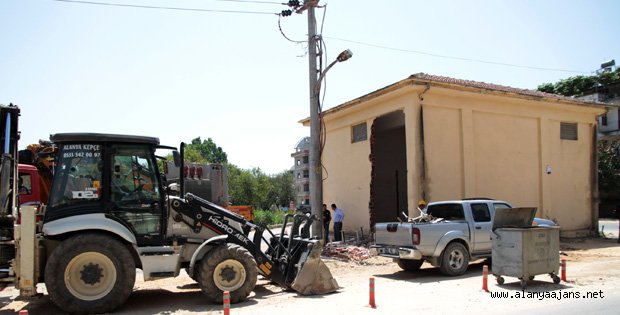 YOL ORTASINDA KALAN TRAFO YIKILIYOR