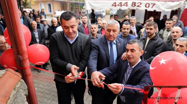 Yücel, Türk Bayrağını Kendi Astı