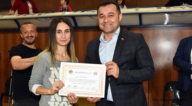 Zeybek kursiyerleri sertifikalarını aldı